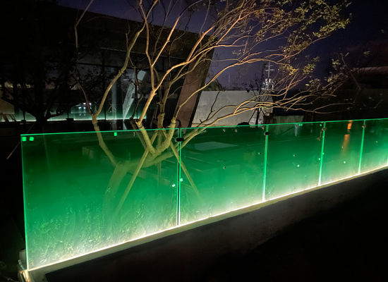 پله های 12 میلی متری بدون قاب شیشه ای بالکن ریلینگ کانال U با نور LED