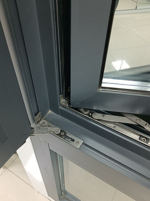 پنجره های مدرن که به بیرون می چرخند و با شیشه های دو لایه ای طولانی مدت هستند