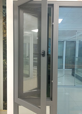 پنجره های جدید آلومینیومی که به مدت طولانی به سمت داخل می روند