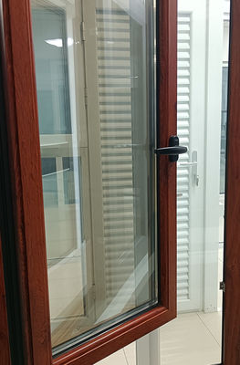 پنجره ای که از آلومینیوم ساخته شده است با پوشش پودری