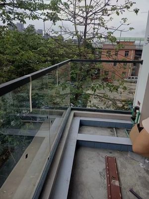 سیستم چوکات شیشه ای بدون قاب با چوکات روی شیشه