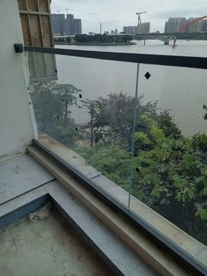 آلومینیوم بدون قاب U Channel Glass Railing مستطیل U Channel Balustrade
