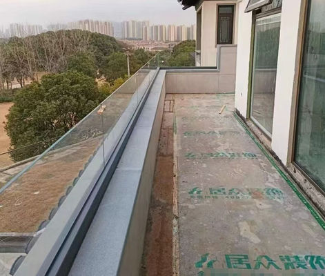 سیستم قاب شیشه ای قابل تنظیم برای حصار های بیرونی امن و مدرن