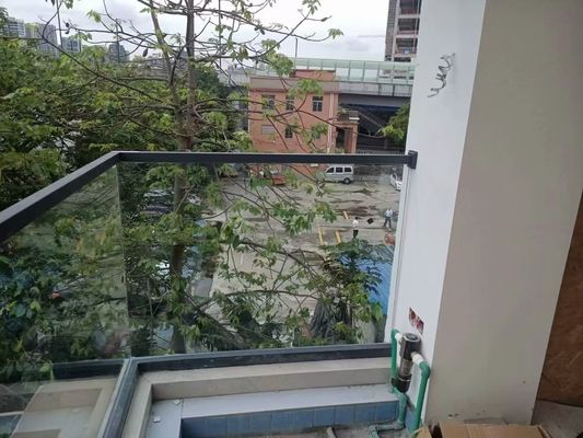 طراحی مدرن شفاف U Channel Glass Balustrade با شیشه گرم