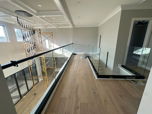 حفاظت شفاف آلومینیوم U Channel Glass Railing Powder Coated Aluminum Glass Balustrade با پوشش پودری از آلومینیوم شیشه ای