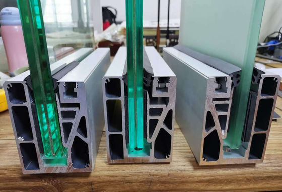 نرده شیشه ای بدون قاب با طراحی مدرن، مقاوم در برابر خوردگی و بادوام، ریل آلومینیومی U شکل