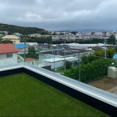 چوکات شیشه ای مدرن در خارج از خانه شیشه ای U Channel بدون قاب 12-20mm بالستری بالکن