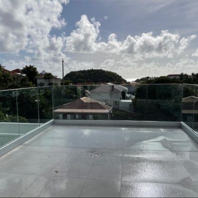 نرده شیشه ای بدون قاب با کانال U باز با چراغ های LED و بیش از 5 سال گارانتی