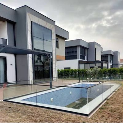 نرده شیشه ای بدون قاب با کانال U باز با چراغ های LED و بیش از 5 سال گارانتی