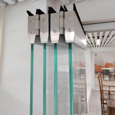 درب تاشوی آلومینیومی شیک و مدرن با مکانیزم قفل ایمن و عایق صوتی خوب