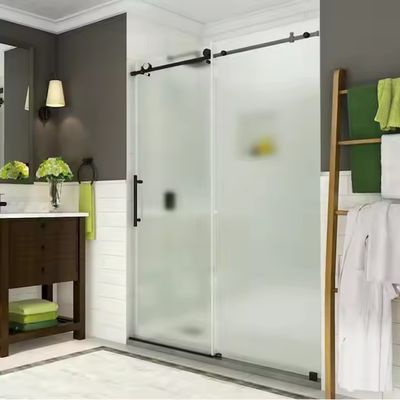 کابین دوش مدرن با قاب طلایی با لوازم جانبی سخت افزاری قابل تنظیم و درب شیشه ای سکوریت با دستگیره حمام