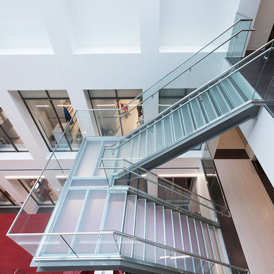 نرده پله شیشه ای با پروفیل آلومینیومی U شکل با فریم ریل دستی و گیره شیشه ای