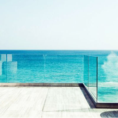 طراحی مدرن 12 میلی متری شیشه سخت شده U Channel Railing با پنج سال گارانتی و اتمام مقاوم در برابر آب و هوا