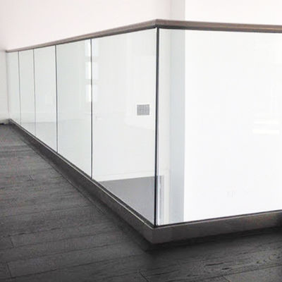 طراحی مدرن 12 میلی متری شیشه سخت شده U Channel Railing با پنج سال گارانتی و اتمام مقاوم در برابر آب و هوا