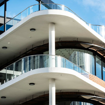 نرده شیشه ای U Channel قابل تنظیم با پنج سال گارانتی و شیشه لمینت سکوریت