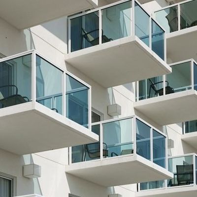 نرده شیشه ای کانال U بدون قاب با پوشش مشکی سفارشی و نرده شیشه ای 12 میلی متری سکوریت