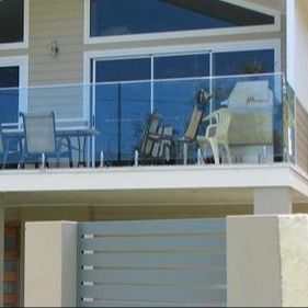 نرده شیشه ای کانال U بدون قاب با پوشش مشکی سفارشی و نرده شیشه ای 12 میلی متری سکوریت