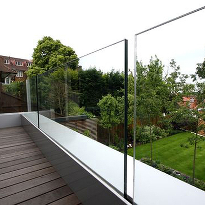 آلومینیوم U Channel Glass Railing Frameless 12mm شیشه های ضدآفتاب در فضای باز بسته بندی بالوستراد