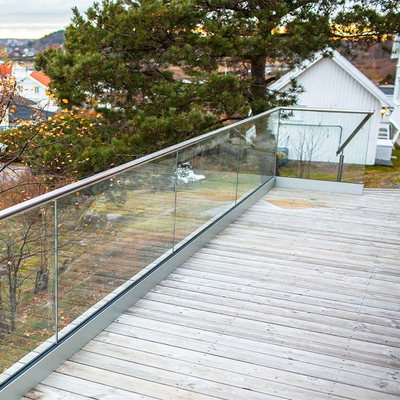 آلومینیوم U Channel Glass Railing Frameless 12mm شیشه های ضدآفتاب در فضای باز بسته بندی بالوستراد