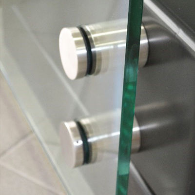 پایه‌های فاصله‌دهنده از جنس استنلس استیل، پیچ‌های نگهدارنده پنل، سخت‌افزار برای راه‌پله‌های بیرونی و بالکن