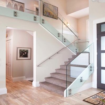 مرزهای پله های سفارشی از شیشه های گرم برای پله های داخلی