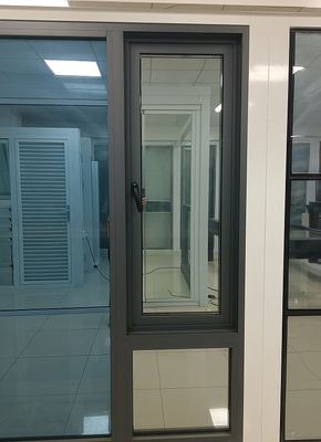 پنجره های مدرن که به بیرون می چرخند و با شیشه های دو لایه ای طولانی مدت هستند