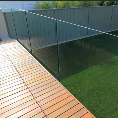 نرده شیشه ای بدون قاب با کانال U باز با چراغ های LED و بیش از 5 سال گارانتی