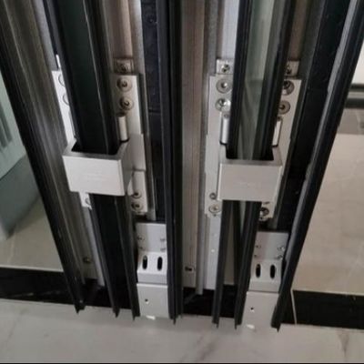 درب تاشو آلومینیومی تجاری با قفل چند نقطه ای با ویژگی های امنیتی و نگهداری کم
